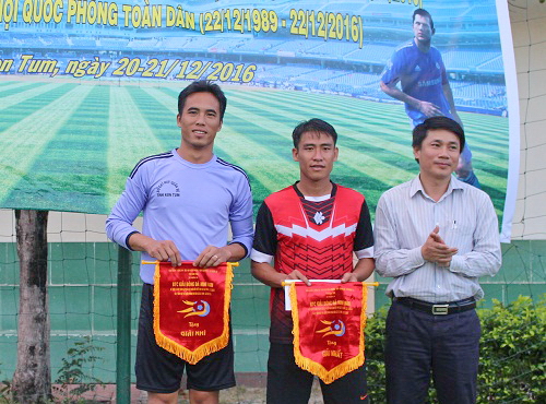 Đồng chí Huỳnh Quốc Huy - Bí thư Tỉnh Đoàn trao giải Nhất và Nhì cho hai đội bóng